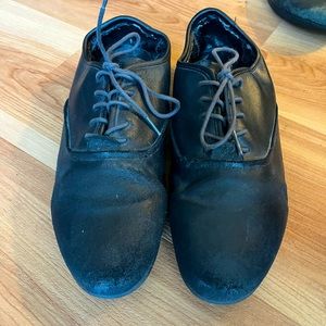 Gravis Dylan laced. Worn. Size 9.5. Dark navy but looks black.